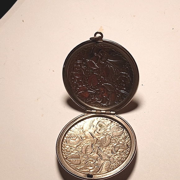 Sterling Silver Locket vintage marked Sterling. 13.36 grams.. - Picture 2 of 10